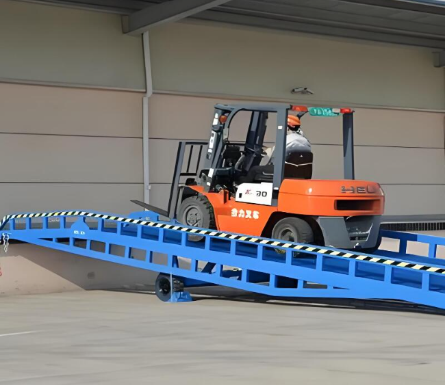 章丘移动式卸货平台（叉车用）
